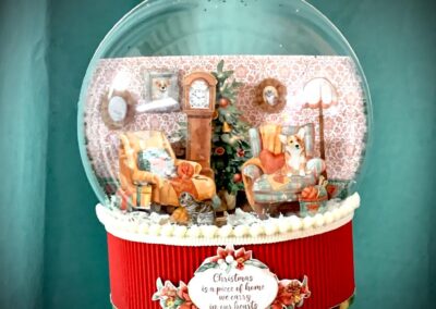 “Decoración Navideña DIY: Esfera con Escenario Interior”