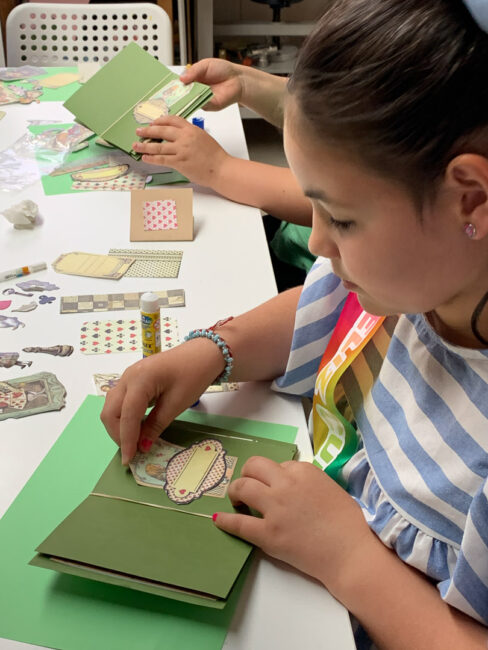 actividad-creativa-niños-scrapbooking-cumpleaños