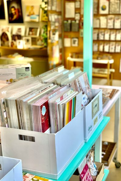 Packs de papeles en tienda de scrapbooking Packs de papeles en tienda de scrapbooking
